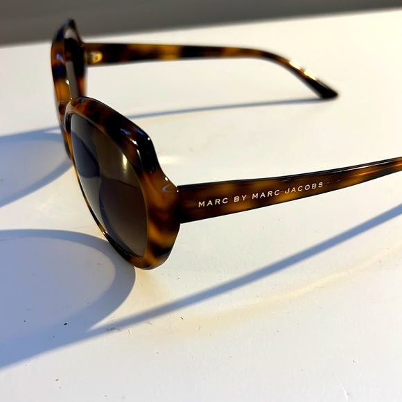 COPY - Marc Jacob’s Cat Eye Tortoise Shell Sunglasses - Picture 2 of 3